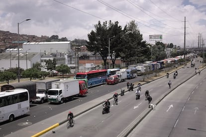 Durante la jornada, los manifestantes permitieron el paso intermitente de motos y automóviles particulares por la Autopista Sur para garantizar un corredor humanitario.