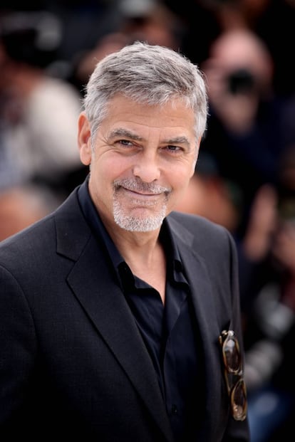 <p>George Clooney es el hombre más guapo del mundo, según la ciencia. El estudio elaborado por el cirujano británico Julian De Silva asegura que el rostro del actor, de 56 años, tiene la proporción áurea casi perfecta pues coincide en un 91,86 % con esta medida perfecta que describiera hace siglos Leonardo Da Vinci.</p> <br> <p> "Su simetría facial es la más cercana a lo que los griegos consideraban la cara perfecta. Tiene una relación casi perfecta del espacio entre la nariz y el labio (99,6%) y lo mismo sucede en el espacio entre su barbilla y sus ojos. Es el que tiene la puntuación más alta, combinando todos los marcadores".</p>