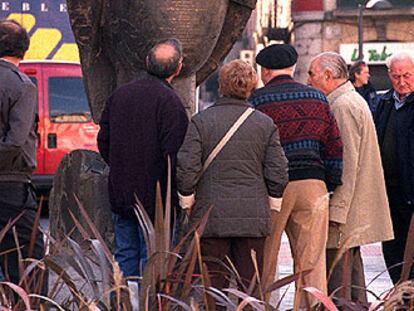 La escultura <i>La exorcista,</i> de Manolo Valdés, ayer, poco después de ser descubierta.