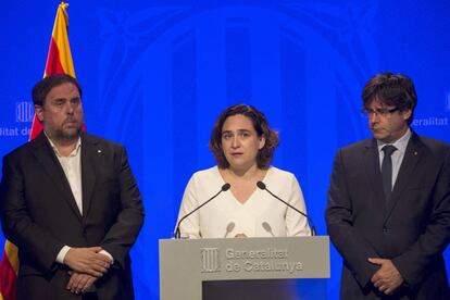 La alcaldesa de Barcelona, Ada Colau, junto al presidente de la Generalitat, Carles Puigdemont (derecha), y el vicepresidente, Oriol Junqueras (i), hacen una declaración institucional para reprobar el atentado.