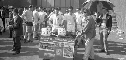 El Colonia, campeón de la primera edición, antes de saltar al campo en el último partido.