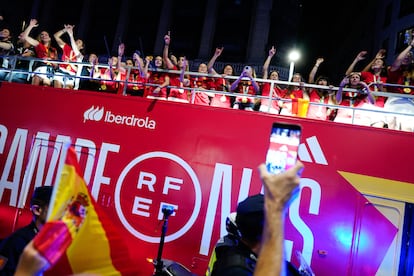 Las jugadoras celebran el trinfo en el Mundial Femenino con los aficionados, este lunes en Madrid.
