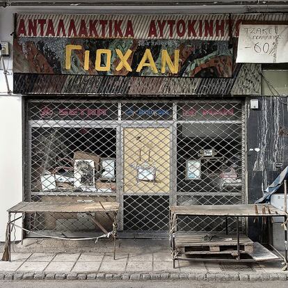 Tienda de segunda mano Johan en la calle Vakchou de Tesalónica (Grecia).