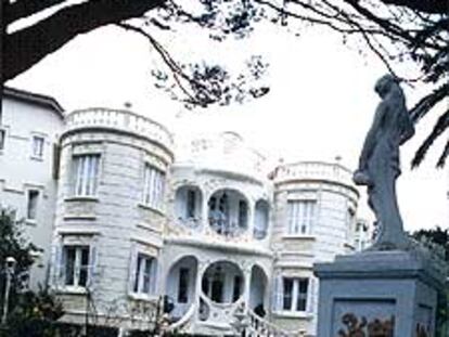 Fachada del palacio de Figueras, en Asturias.