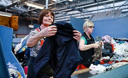 Trabajadoras de Soex clasificando ropa.