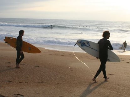 Surferos de frontera en Hendaya