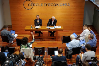 El presidente del Cercle d'Economia, Jaume Guardiola, y el director general, Miquel Nadal (d), durante una rueda de prensa el pasado 23 de octubre.