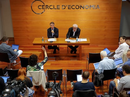 El presidente del Cercle d'Economia, Jaume Guardiola, y el director general, Miquel Nadal (d), durante una rueda de prensa el pasado 23 de octubre.