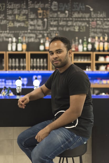 Retrato de Nasir. Hombre de 26 años de Bangladesh que trabaja en el bar del hotel.