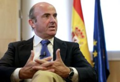 El ministro de Economía y Competitividad, Luis de Guindos, durante la entrevista con Efe en la que ha asegurado que la tasa de paro quedará en 2013 por debajo del 27,1 % previsto en el programa de estabilidad remitido a Bruselas en abril, como consecuencia de las "inercias positivas" observadas en el mercado laboral, y ha cifrado en al menos cinco décimas del PIB, equivalentes a unos 5.000 millones de euros, el ahorro en intereses de la deuda pública que la caída de la prima de riesgo generará respecto a lo inicialmente presupuestado para 2013. EFE/Chema Moya