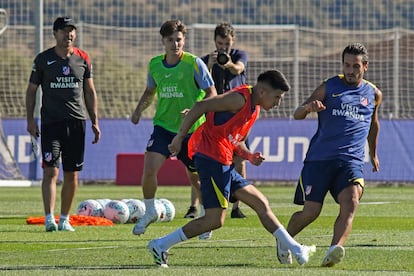 El centrocampista argentino del Atlético de Madrid, Thiago Almada (2d) y Koke, durante un entrenamiento del equipo rojiblanco el pasado julio.