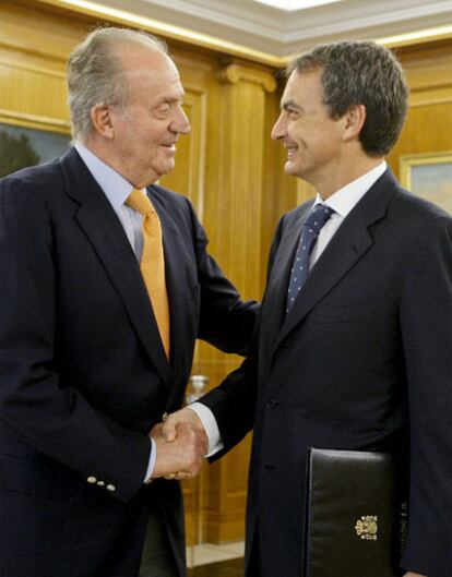 El Rey recibe a Zapatero ayer en el palacio de la Zarzuela.