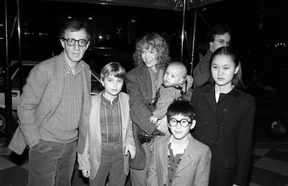 Woody Allen y Mia Farrow con Fletcher, Dylan (en los brazos de Mia), Moses (con gafas)y Soon-Yi, en Nueva York en 1986.