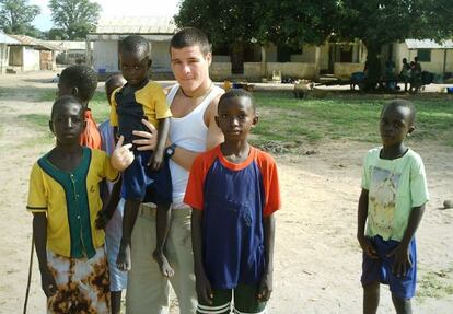 Fernández en una de sus visitas a Ghana con niños de una tribu.
