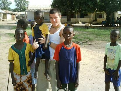 Fern&aacute;ndez en una de sus visitas a Ghana con ni&ntilde;os de una tribu. 