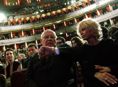 Gorbachov sentado junto a su hija Irina Virganskaya a la espera del inicio de la gala de caridad. Una multitud de estrellas del mundo de la poltica, la msica y el cine se reunieron para celebrar el cumplea?os del idelogo de la 'perestroika'.