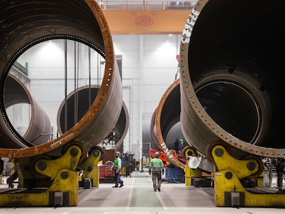 Empleados de Haizea Wind trabajan en la planta del Puerto de Bilbao (País Vasco).