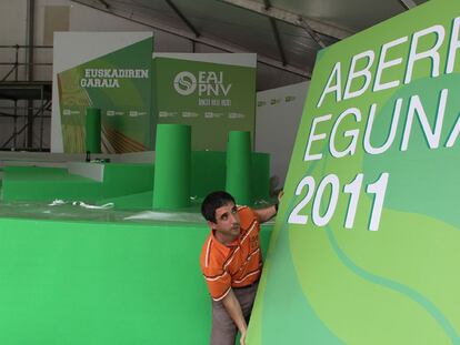 Un operario ultima ayer la instalación del escenario para el acto del Aberri Eguna que el PNV celebra hoy en Bilbao.