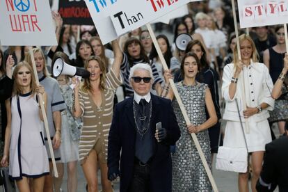 Karl Lagerfeld junto a un grupo de modelos, al final del desfile de primavera-verano 2015 durante la Semana de la Moda de París.