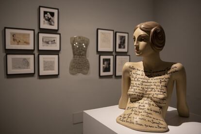 Varias obras en la exposición 'La bondadosa crueldad. León Ferrari, 100 años' en el museo Reina Sofía.