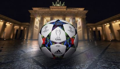 El balón de la final de la Champions ante la puerta de Brandenburgo.