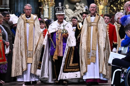 Carlos III, con la corona imperial.