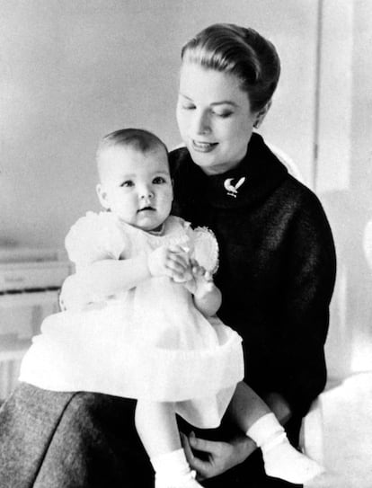 El 23 de enero de 1957 venía al mundo Carolina Luisa Margarita Grimaldi Kelly, la primera hija de Rainiero III y la actriz de cine Grace Kelly, en la biblioteca del Palacio de Mónaco. La sala había sido forrada con telas de color verde, por expreso deseo de su madre, la princesa Grace, siguiendo la tradición irlandesa. Fue la heredera de los derechos dinásticos del Principado hasta el 14 de marzo de 1958, fecha en la que nació su hermano, el príncipe Alberto, que es el actual soberano. En la imagen, la princesa Grace sostiene en brazos a su primogénita en la enfermería del Palacio Real, un bebé que posteriormente se convertiría en primera dama hasta 2011, cuando su hermano contrajo matrimonio.