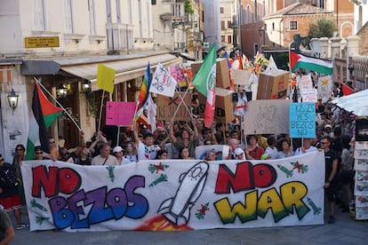 Manifestación de protesta contra la boda de Bezos y Sánchez, este sábado en el centro de Venecia.