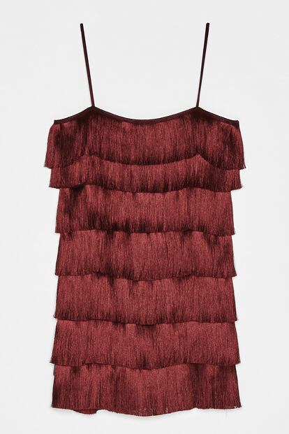 Vestido corto con flecos de Bershka. Su precio es de 29,99 euros.