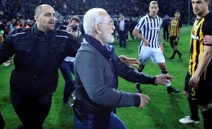 Ivan Savvidis, con una pistola en la cintura, tras invadir el campo.