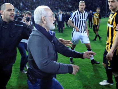 Ivan Savvidis, con una pistola en la cintura, tras invadir el campo.