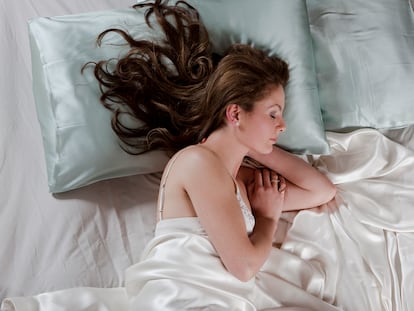 Una de las recomendaciones para evitar las arrugas del sueño es utilizar fundas para la almohada de seda. GETTY IMAGES.