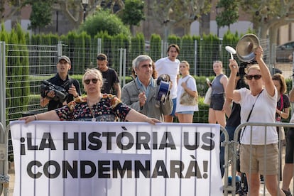Protesta de víctimas de abusos sexuales en la Iglesia, a las puertas del Parlament este martes.