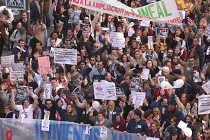 Cabeza de la manifestación que ayer congregó a 3.000 personas para pedir sus viviendas en los <i>nuevos barrios.</i>