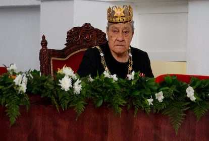 La reina madre de Tonga, Halaevalu Mata'aho, madre de Tupou VI, durante la coronación.