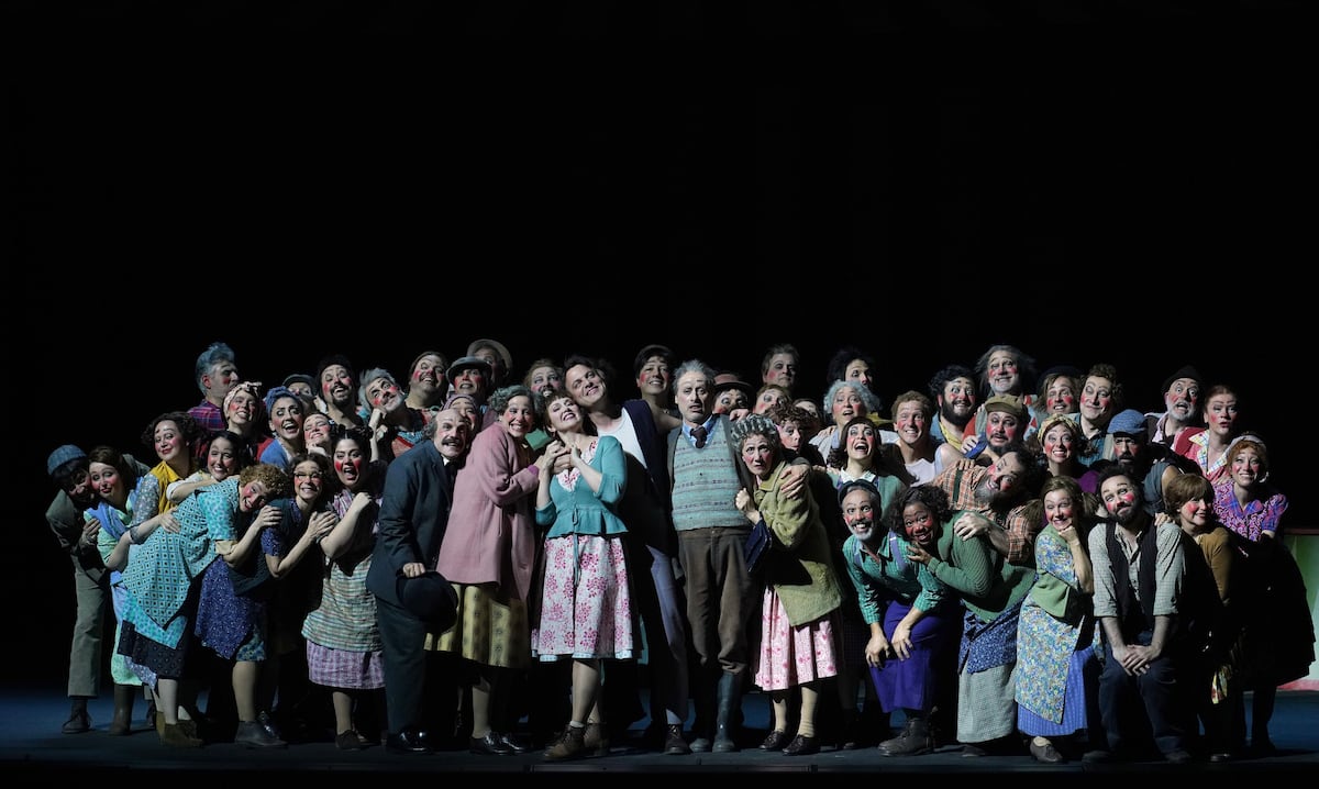 Laurent Pelly vuelve a crear un universo ideal para ‘La novia vendida’ en el Teatro Real