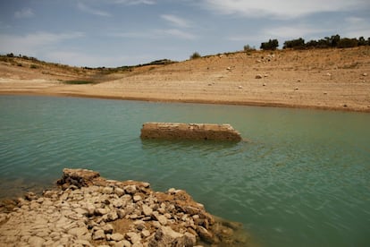 Un muro con una marca dejada por el nivel del agua en el pantano de Guadalteba.