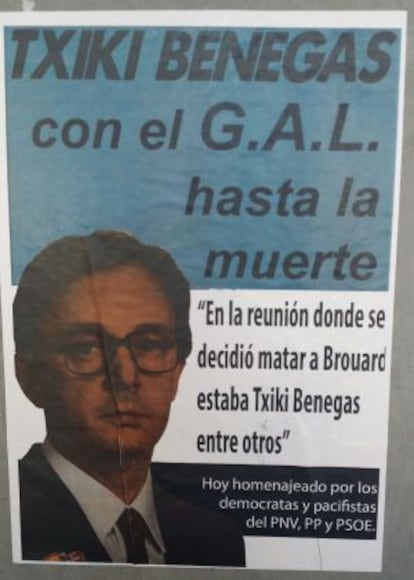 Cartel ofensivo con la imagen de Txiki Benegas colocado en Andoain.