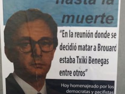 Cartel ofensivo con la imagen de Txiki Benegas colocado en Andoain.