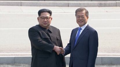 El líder norcoreano Kim Jong Un estrecha la mano del presidente surcoreano Moon Jae-in.