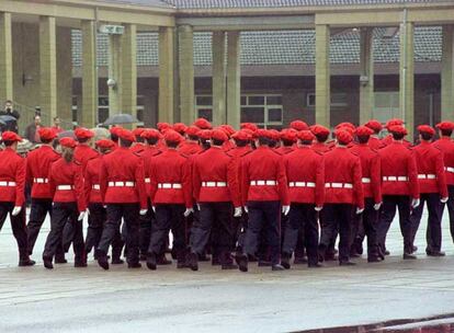 Agentes de la Ertzaintza desfilan en el patio de la Academia de Arkaute tras la graduación de una promoción.