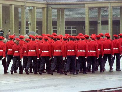 Agentes de la Ertzaintza desfilan en el patio de la Academia de Arkaute tras la graduación de una promoción.