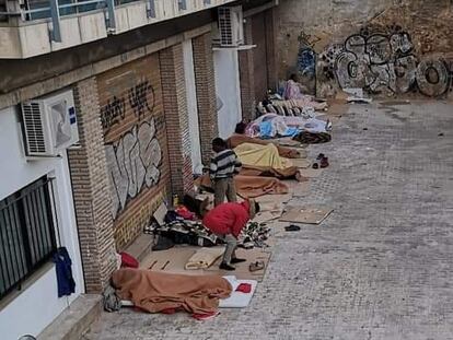 Decenas de personas dormían en el barrio del Carmen como en esta plaza de Jesús Maroto, desalojada hace unos días.