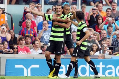 Valdez festeja uno de sus dos tantos al Barça, en la primera jornada de Liga, junto a Trezeguet y Peña.