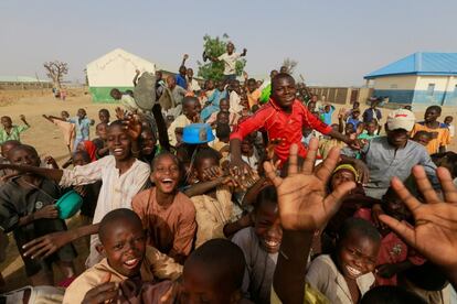 Un grupo de niños muestra su alegría tras la liberación de las alumnas de la escuela JSS Jangebe rescatadas en Zamfara (Nigeria). Relatores de Naciones Unidas han instado a las autoridades de Nigeria a "priorizar" medidas de rehabilitación especiales para los cientos de niños secuestrados en centros educativos, eventos que les han dejado "profundamente traumatizados", tras su liberación.
