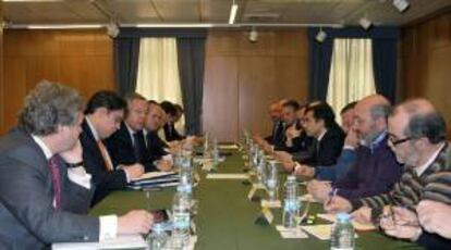 Fotografía facilitada por Sepi que muestra un momento de la reunión celebrada entre representantes de la empresa Navantia y de la Mancomunidad de Ferroltera, hoy en la Delegación del Gobierno de La Coruña.