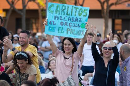 Una vecina de El Palmar muestra una pancarta en apoyo a Carlos Alcaraz, este domingo.