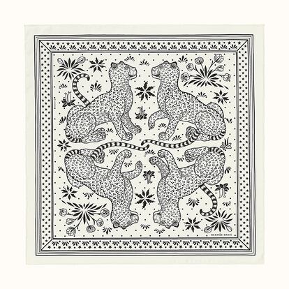 Bandana de seda de HERMÉS (180 euros).