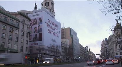 La lona sobre el edificio del Círculo de Bellas Artes.