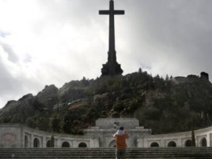 La formación presenta un borrador en el que aboga por demoler la cruz y la espada del mausoleo dedicado al dictador Francisco Franco.